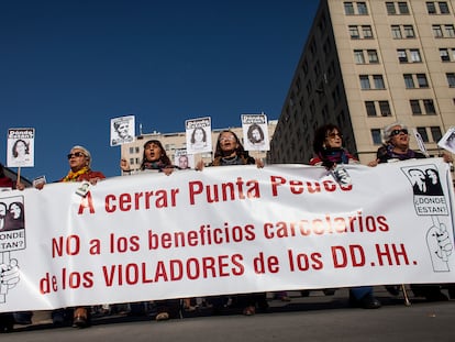 Los familiares de víctimas de la dictadura en una manifestación en 2017 para pedir el cierre de la cárcel especial para militares Punta Peuco.