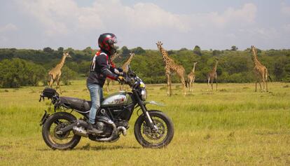 Alicia Sornosa, a su paso en moto por Kenia.
