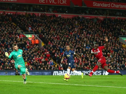 Primer gol del Liverpool al Manchester United, en remate de Sadio Mané.