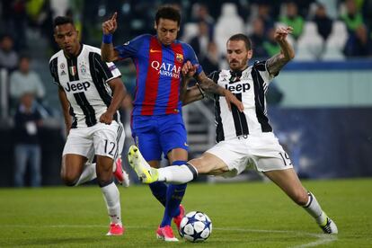 El delantero brasileño del Barcelona, Neymar, pelea el balón con los jugadores de la Juventus, Alex Sandro y Leonardo Bonucci.