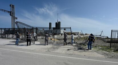 Trabajadores de SpaceX arreglan desperfectos en la base de Boca Chica provocados por lanzamiento de 'Starship'.