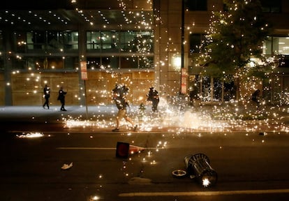 Un grupo de manifestantes son dispersados por la policía en Washington, esta madrugada. Al menos 20 Estados activaron su Guardia Nacional (ejército de reservistas bajo mando del gobernador).