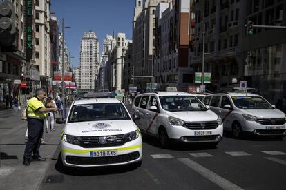 Tráfico en Madrid Central en la Gran Vía de Madrid.