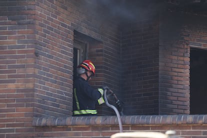 Un bombero enfría una casa incendiada en la urbanización de Calypo Fado, en Casarrubios del Monte. 