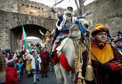 Melchor, Gaspar y Baltasar entran por la puerta de Zumalacárregui a la ciudad de Pamplona para encontrarse con miles de niños que les esperan a lo largo del recorrido hasta la Plaza Consistorial.