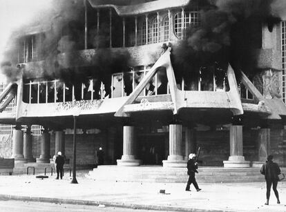 Varios policías custodian la Asamblea Regional de Murcia tras el incendio, el 3 de febrero de 1992.