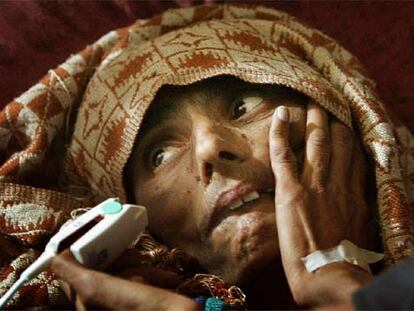Naqsha Bibi, en el hospital de Pakistán donde se recupera tras permanecer bajo los escombros.
