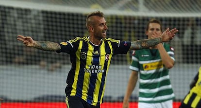 Meireles celebra un gol ante el Borussia Moenchengladbach.