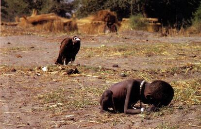Una niña sudanesa rendida por el hambre, en 1993, mientras un buitre espera al acecho. El autor de la fotografía ganadora del Premio Pulitzer, el sudafricano Kevin Carter, se suicidó en julio de 1994.