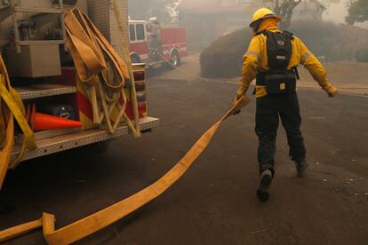 A situação mais grave foi vivida no domingo. Um incêndio que começou na quarta-feira e foi batizado de Kincade Fire se espalhou a toda velocidade por 12.000 hectares. Já destruiu 79 edifícios residenciais e comerciais. No domingo, foi controlado por 10% e as rajadas fizeram temer pelo pior. Mais de 180.000 pessoas estavam em áreas sob ordens de evacuação obrigatórias no Condado de Sonoma. Foi "a maior operação de evacuação de que conseguimos lembrar" no município, tuitou o xerife do sonoma.