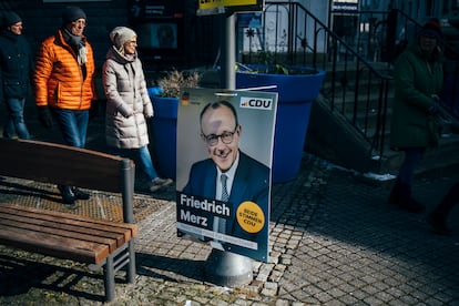 Cartel electoral de Friedrich Merz en Brilon, pueblo natal del político conservador.