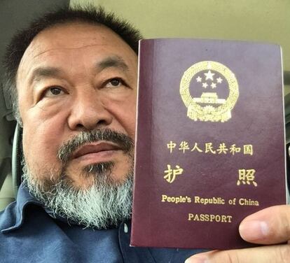 Ai Weiwei, con la foto que ha publicado en las redes sociales con su pasaporte.