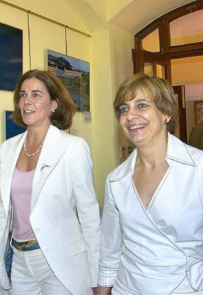 La titular de Medio Ambiente, Esther Larrañaga (a la izquierda), y la portavoz del Gobierno, Miren Azkarate, ayer tras el consejo en Gernika.
