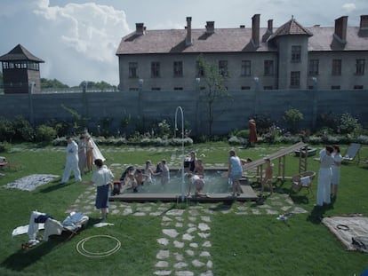 Una imagen de 'La zona de interés', con el jardín de la casa del comandante de Auschwitz y, al fondo, el campo de exterminio.