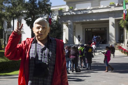 Un hombre con una máscara de López Obrador posa para una fotografía a la entrada de la residencia presidencial de Los Pinos. Cientos de personas acudieron a seguir, desde allí, la transmisión en vivo de la toma de posesión.