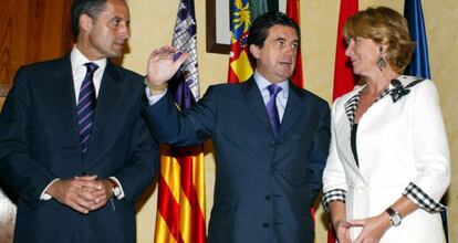 Han pasado ocho años desde esta imagen que reunió a los presidentes de Madrid, Baleares y Comunidad Valenciana para promocionar lo que denominaron el eje de la prosperidad que supuestamente representaban sus autonomías. Ocho años después, los tres son expresidentes. Matas y Camps están implicados en gravísimos casos de corrupción. Esperanza Aguirre obligó a dimitir a uno de sus consejeros y a varios alcaldes por el mismo motivo.