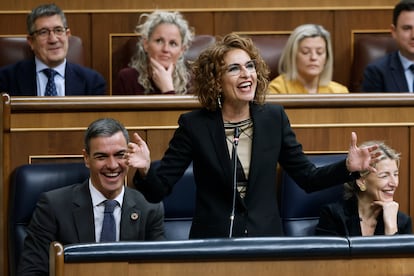 La vicepresidenta primera del Gobierno y ministra de Hacienda, María Jesús Montero, interviene durante la última sesión de control del año el 18 de diciembre en el Congreso.