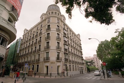 Aquí tenía su despacho Ana Botella, hasta el pasado mes de diciembre como delegada del Area de Medio Ambiente. El Ayuntamiento lo presenta como un "edificio de oficinas de alto nivel", "situado muy próximo a la plaza de la Cibeles, en pleno centro de la ciudad". Tiene siete plantas sobre rasante y tres sótanos de aparcamiento, con una superficie construida de 7.337 metros cuadrados sobre una parcela de 804.