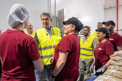 El presidente del PP, Alberto Núñez Feijóo, visita una empresa de pistachos, este miércoles, en Baza, Granada.