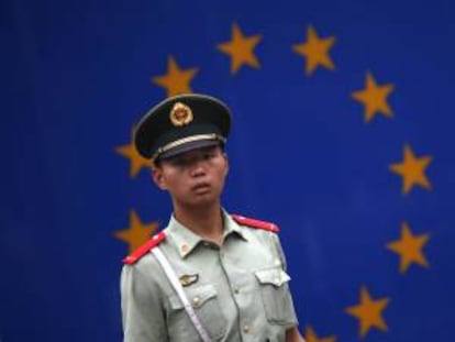 Un soldado chino vigila a las puertas de la Embajada de la Unión Europea en Pekín (China). EFE/Archivo