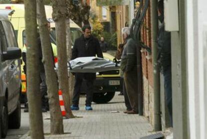 Traslado del cadáver de Rosa María García Venteo, asesinada por su esposo en Santa Maria de Palautordera (Barcelona).