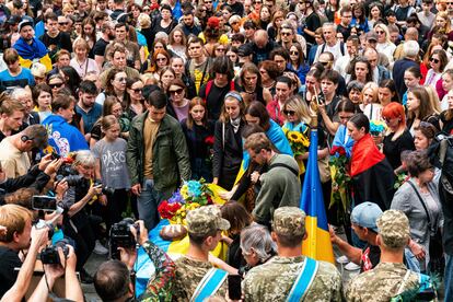 Una multitud rodeaba el féretro cubierto con la bandera ucrania de Ratushni, ante el monasterio de San Miguel, en el centro de Kiev.