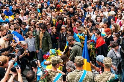 Una multitud rodeaba el féretro cubierto con la bandera ucrania de Ratushni, ante el monasterio de San Miguel, en el centro de Kiev.