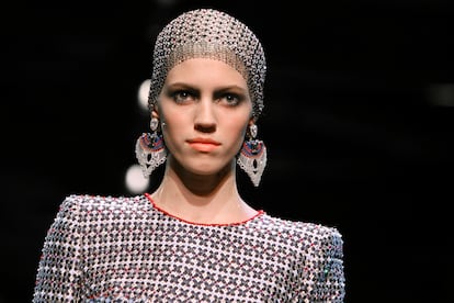 MODELOS REALISTAS. Su relación con las modelos también fue especial. Empezando por las de sus desfiles; en una época en que la relevancia de una pasarela se medía por la cantidad de ceros que reunían los cachés de las supermodelos, Armani fue siempre fiel a sus colaboradoras habituales y entabló con ellas una relación profesional duradera. Cuando los desfiles de otras marcas se llenaron de rostros apesadumbrados y demacrados —el tan popular 'heroin chic'—, las de Armani siempre se mostraban sonrientes y caminaban con ligereza. Como buen diseñador italiano, Armani siempre estuvo convencido de que el poder de la moda no consistía en vehicular complejos mensajes conceptuales, sino en embellecer a sus clientas y hacerles más fácil y cómoda la vida diaria. Se manifestó a favor de controlar el índice de masa corporal para asegurar que sus maniquíes fomentasen una belleza saludable. “Hay que decirlo claramente, tenemos que luchar contra la anorexia”, declaró en 2009. En la imagen, una modelo en un desfile de 2014.