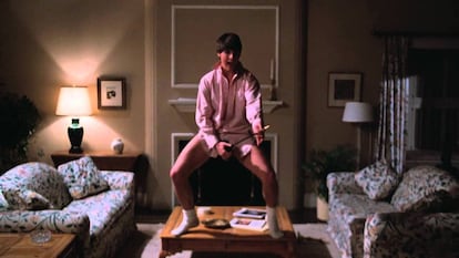 En la película 'Risky business' (1983), un jovencísimo Tom Cruise inventa la figura del pijo canalla. Cruise era un pijo libérrimo, anárquico, desenfadado y hedonista. Un alegre universitario que aprovechaba la ausencia de sus padres para perpetrar todo tipo de gamberradas. Con él, se acabaron siglos de encorsetamiento, de estiradas normas de conducta, de compromiso heroico con los antepasados. Y gracias a él, se despacharon más de 360.000 pares del modelo Wayfarer de Ray-Ban, que más de 30 años después aún no ha pasado de moda.