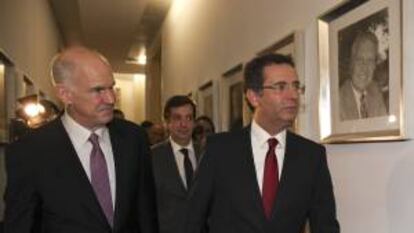 El presidente de la Internacional Socialista, George Papandreou (i) camina junto al secretario general del Partido Socialista portugués Antonio José Seguro (d) durante su reunión y cena en Lisboa, Portugal, en 03 de febrero 2013.