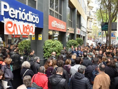 Trabajadores de Zeta protestan el año pasado ante la sede de 'El Periódico'