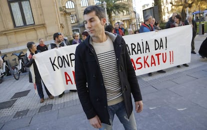 Arkaitz Rodríguez, portavoz de Sortu, en la concentraciçón de protesta por la detención de Antton Troitiño.