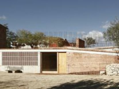 El edificio creado sobre el t&uacute;mulo megal&iacute;tico de Ser&oacute; del estudio de arquitectos Jordi Giron&eacute;s, premiado con el FAD.