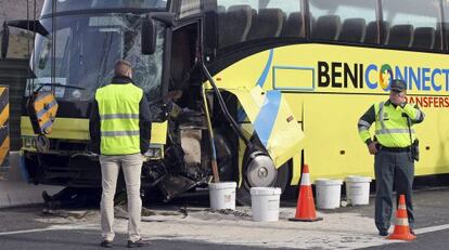 El autobús que ha chocado esta mañana con un coche en La Vila Joiosa.