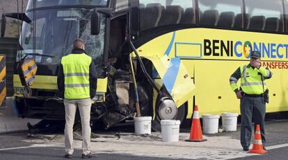 El autob&uacute;s que ha chocado esta ma&ntilde;ana con un coche en La Vila Joiosa.