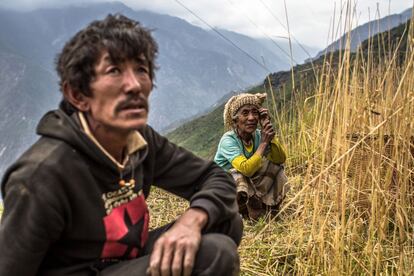 Urkelbu y su madre, en el campo de trigo que cultivan en la aldea de Grang, donde su casa ha sido destruida.