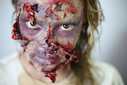 Una joven maquillada para participar en el evento 'zombie' organizado por el Australasian College Broadway en Sidney, Australia.