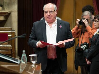 Lluis Rabell, líder de Catalunya Sí que es Pot, dirigiéndose al atril del Parlament.