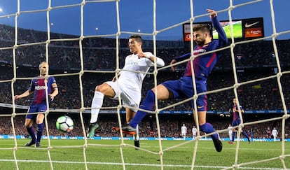 Ronaldo anota durante el clásico de Liga en el Camp Nou frente al Barcelona, el 6 de mayo de 2018.