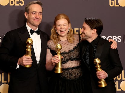 Los actores Matthew Macfadyen, Sarah Snook y Kieran Culkin, de 'Succession', con sus Globos de Oro.