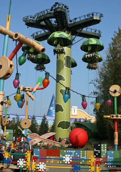 Parachute Drop, una de las atracciones de Toy Story Playland, en el parque Walt Disney Studios.