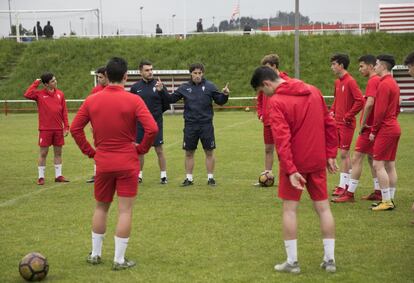 Algunos exjugadores profesionales entrenanhoy en Mareo, como Caco Moran, responsable del Cadete A.