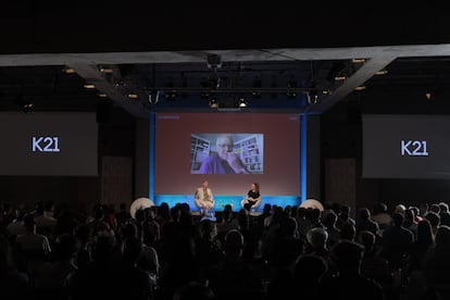 Aspecto del festival Kosmopolis, en el CCCB, durante la intervención telemática de cineasta Werner Herzog.