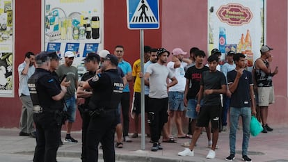 Un dispositivo de la Policía Local y la Guardia Civil controla los accesos al barrio de San Antonio este domingo.