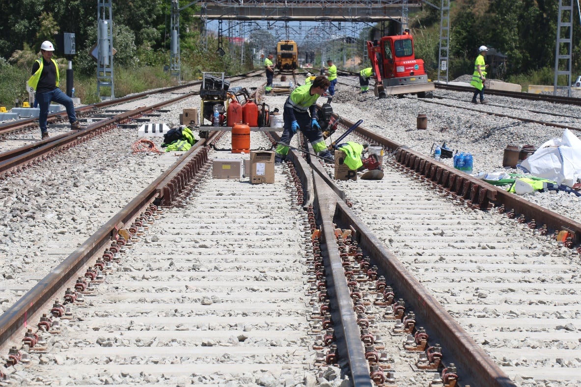 Operarios de Adif en las obras de la línea al aeropuerto