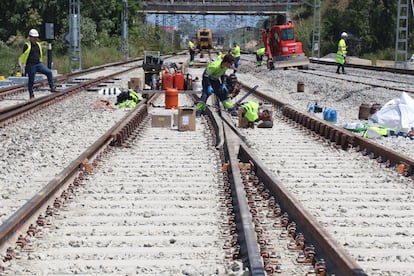 Operarios de Adif en las obras de la línea al aeropuerto