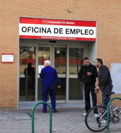 Un grupo de personas acceden a una oficina del Inem. EFE/Archivo