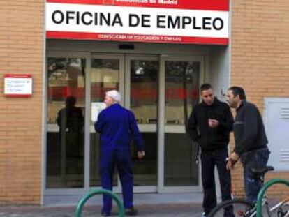 Un grupo de personas acceden a una oficina del Inem. EFE/Archivo