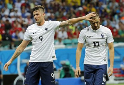 Giroud felicita a Benzema en el duelo ante Suiza.