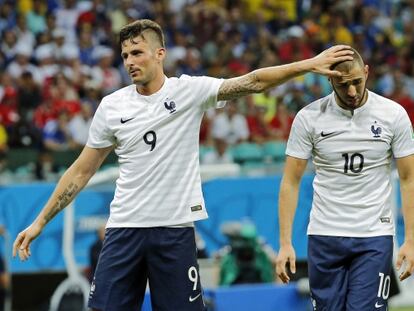 Giroud felicita a Benzema en el duelo ante Suiza.